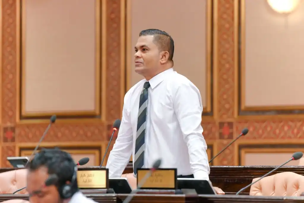 ހުޅުދޫ ދާއިރާގެ މެމްބަރު މުހައްމަދު ޝާހިދު މަޖިލީހުގެ ތަޅުމުގައި ވާހަކަދައްކަވަނީ