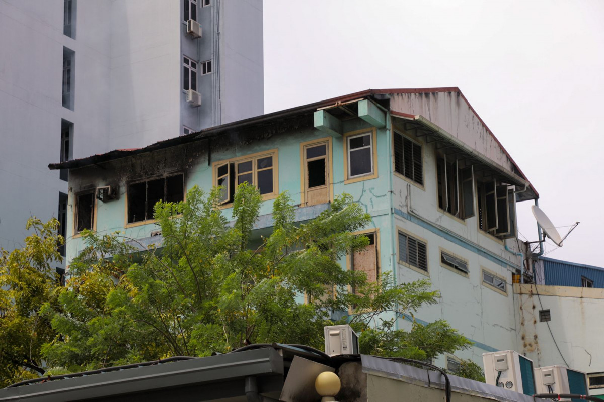 ގ. ތުނޑި އިމާރާތުގެ 4 ވަނަ ފަންގިފިލާގައި އަލިފާން ރޯވުން - އަލިފާން ރޯވާން ދިމާވި ސަބަބެއް އަދި އެނގިފައެއް ނުވޭ - ފޮޓޯ: މުހައްމަދު އަނިލް