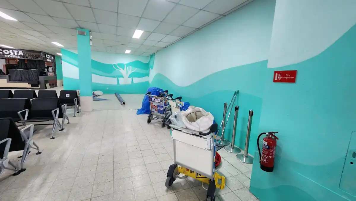 ވީއައިއޭ ގެ އައު ޑޮމެސްޓިކް ޓަރމިނަލް - އެތަނުގެ އެތެރެ ފަރުމާކުރުމުގައި ސަރުކާރު ހިންގާ ޕީއެންސީ ގެ ޑިޒައިނާ ކުލަ ބޭނުން ކޮށްފައިވާތީ ގިނަބަޔަކު ދަނީ ފާޑުކިޔަމުން.