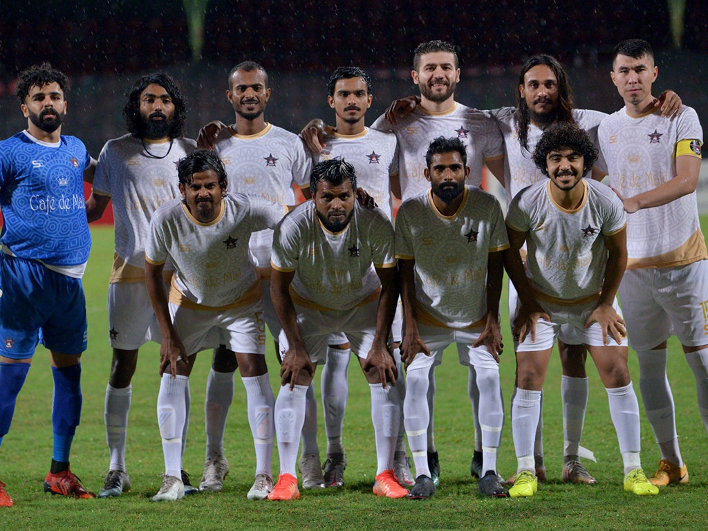 ޓީނޭޖް - ދަ ގްރާންޑޭއާ ދެކޮޅަށް ނިކުތުމުގެ ކުރިން