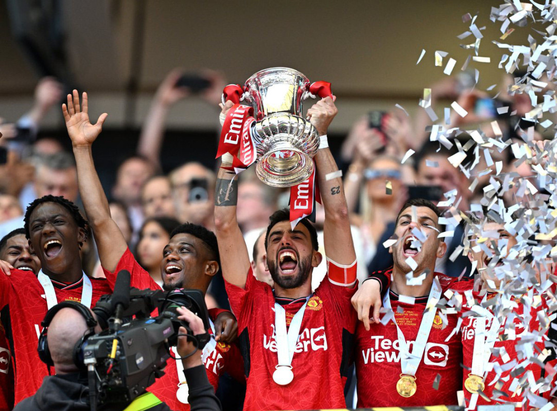 މެންޗެސްޓަރ ޔުނައިޓެޑްގެ ކުޅުންތެރިން އެފްއެކަޕް ތަށި އުފުލާލަނީ