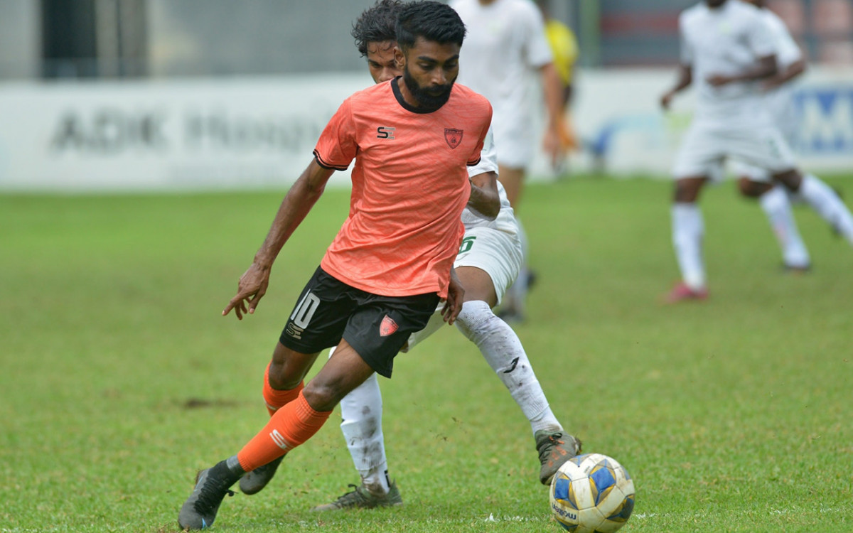 އީގަލްސްގެ ރިޒޭ ބޯޅަހިފައިގެން ދާން މަސައްކަތްކުރަނީ