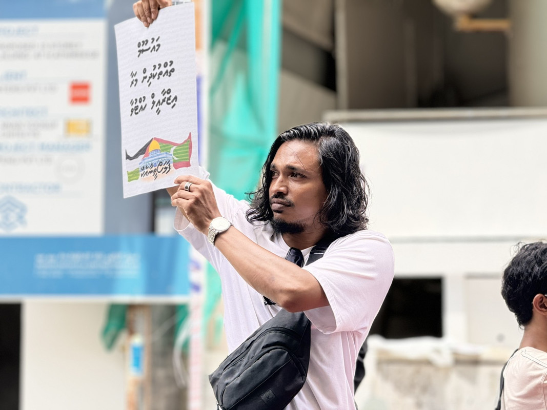 އިޒްރޭލް ޕާސްޕޯޓް މަނާކުރުމަށް ގޮވާލާ ކުރި މުޒާހަރާގެ ތެރެއިން - އެއްވުމަށް ދިޔަ ފަރާތްތަކުން ވަނީ އިސްރާއިލަށް އެެހީތެރިވެދޭ ފަރާތްތަކާއި، އުފެއްދުންތައްވެސް ރާއްޖެއަށް އެތެރެވުން މަނާކުރުމަށް ގޮވާލާ ލިޔެފައި ބޯޑްތައް ހިފައިގެން އަޑު އުފުލާފަ - ފޮޓޯ: ޙުސައިން މަޚްތޫމް