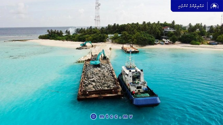 ވ. ފުލިދޫ ނޑުދޮށް ހިމާޔަތް ކުރުމަށް ބޭނުންވާ ބޮޑު ހިލައިގެ ފުރަތަމަ ޝިޕްމަންޓް އެރަށަށް ވަނީ ގެންގޮސްފައި