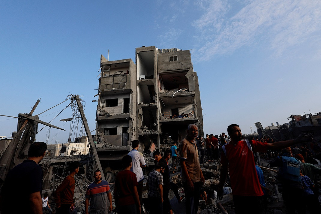 މީހުން ދިރިއުޅޭ އިމާރާތަކަށް އިސްރާއީލުން ހަމަލާތައް ދިން ސަރަހައްދަށް ފަލަސްތީނުގެ ރައްޔިތުން އެއްވެފައި - ފޮޓޯ: ރޮއިޓަރސް