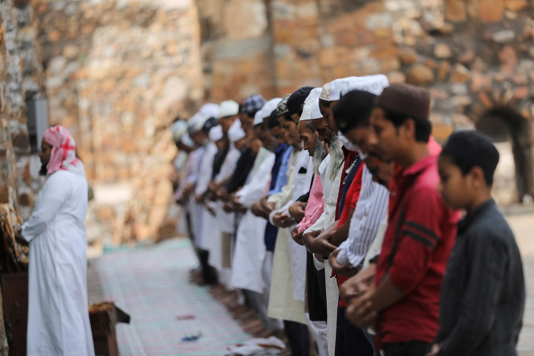 1443 ވަނަ އަހަރުގެ ރަމަޟާން މަސް: ހުކުރު ދުވަހެއްގައި އިންޑިއާގެ ނިއުދިއްލީގެ މިސްކިތެއްގައި ހުކުރު ނަމާދު ކުރަމުންދަނީ - ފޮޓޯ: ރޮއިޓަރސް