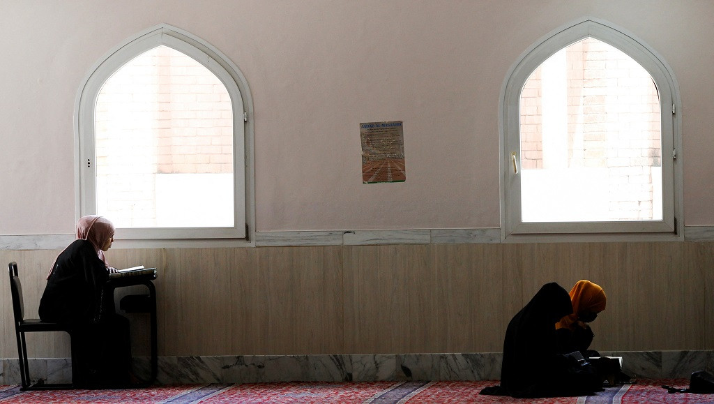 މިސްކިތެއްގައި އަންހެނަކާއި ކުދިންތަކެއް ޤުރުއާން ކިޔަވަނީ