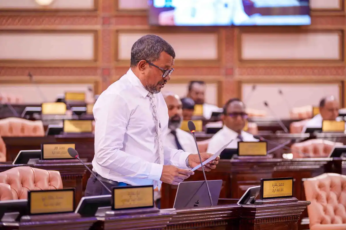 ގަލޮޅު އުތުރު ދާއިރާގެ މެމްބަރު މުޙައްމަދު އިބްރާހިމް (ކުޑޫ) މަޖިލިހުގެ ޖަލްސާ އެއްގައި ވާހަކަ ދައްކަވަނީ