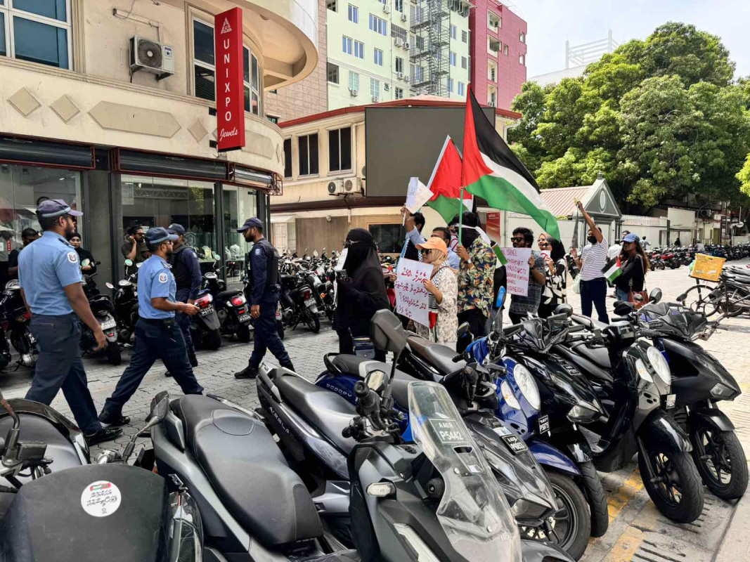 އިޒްރޭލް ޕާސްޕޯޓް މަނާކުރުމަށް ގޮވާލާ ކުރި މުޒާހަރާގެ ތެރެއިން - އެއްވުމަށް ދިޔަ ފަރާތްތަކުން ވަނީ އިޒްރޭލަށް އެެހީތެރިވެދޭ ފަރާތްތަކާއި، އުފެއްދުންތައްވެސް ރާއްޖެއަށް އެތެރެވުން މަނާކުރުމަށް ގޮވާލާ ލިޔެފައިވާ ބޯޑްތައް ހިފައިގެން އަޑު އުފުލާފަ - ފޮޓޯ: ޙުސައިން މަޚްތޫމް