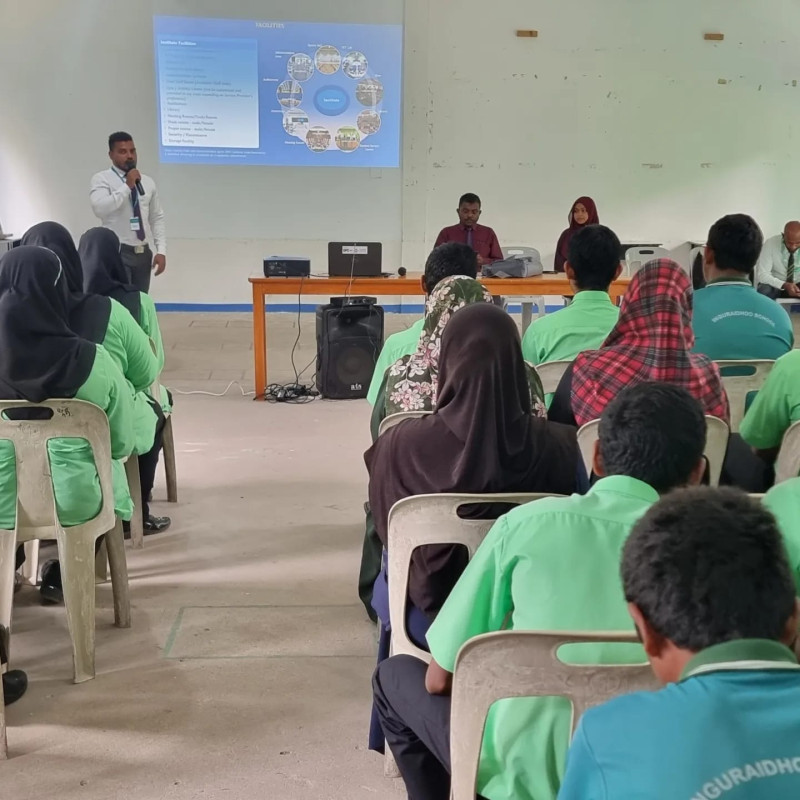 ރ. އަތޮޅު ޓިވެޓް ސެންޓަރުގައި ހިންގާ ކޯސްތަކުގެ މައުލޫމާތު ދިނުމަށް ބޭއްވި ބައްދަލުވުންތަކުގެ ތެރެއިން