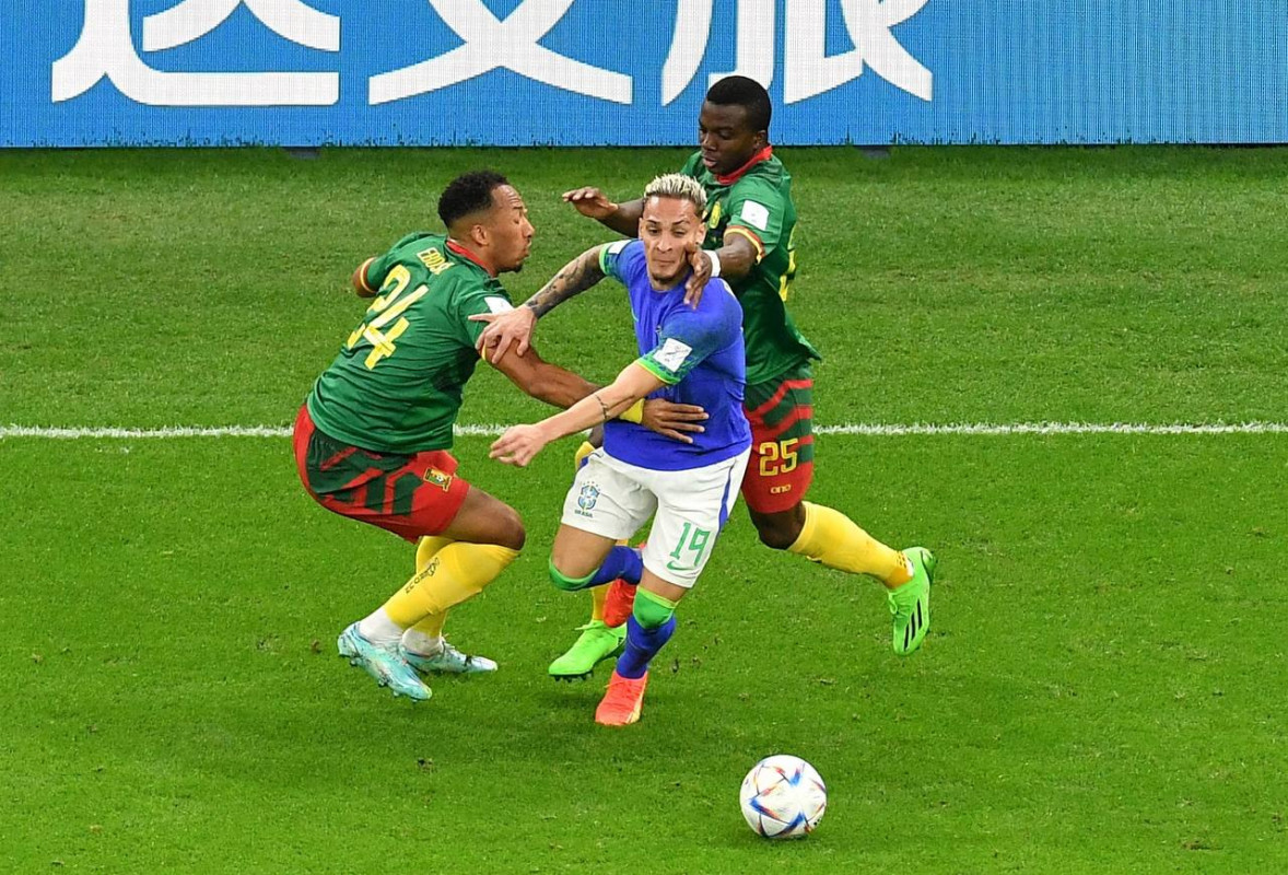 ކެމަރޫން އަދި ބްރެޒިލް ކުޅުނު މެޗުގެ ތެރެއިން - ފޮޓޯ: ރޮއިޓާސް