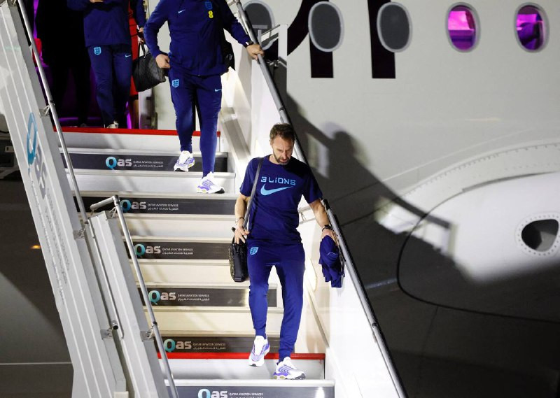 އިންގްލެންޑް ޓީމުގެ ކޯޗު ފްލައިޓުން ޤަތަރަށް ފައިބަނީ: ފޮޓޯ - ރޮއިޓާސް