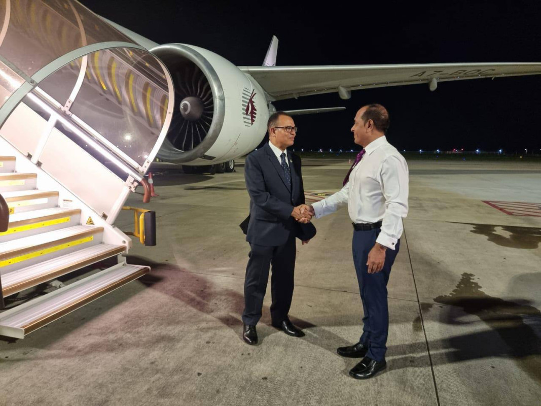 ރައީސްގެ ހާއްސަ މަންދޫބެއްގެ ހައިސިއްޔަތުން މިނިސްޓަރު އާދަމް ޝަރީފް ފުރާވަޑައިގަތުމަށް އެއަރޕޯޓުގައި