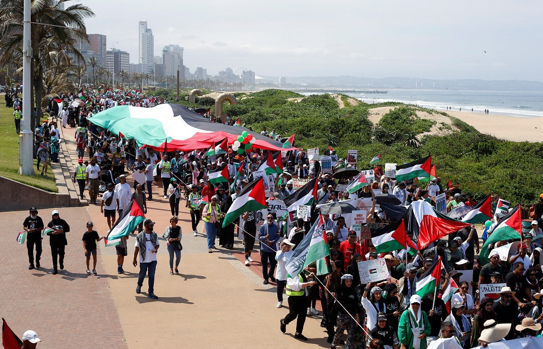 ދެކުނު އެފްރިކާގައި ކުރިއަށްދިޔަ ހިނގާލުމުގައި ކުޑަކުދިންވެސް ވަނީ ބައިވެރިވެފައި - ފޮޓޯ: ރޮއިޓަރސް