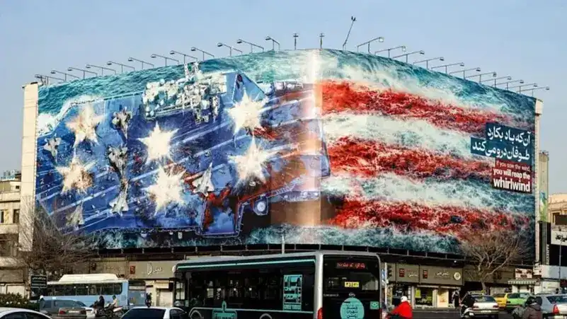 ޖެނުއަރީ 25، 2026 ގައި މެދުތެރޭ ތެހެރާންގެ މައިދާނެއްގައި ދައްކާލި ކުރެހުމެއްގައި މަތިންދާބޯޓު އުފުލާ ބޯޓުގެ ޑެކްގައި ހަލާކުވެފައިވާ މަތިންދާބޯޓުތައް ދައްކުވައިދޭ.