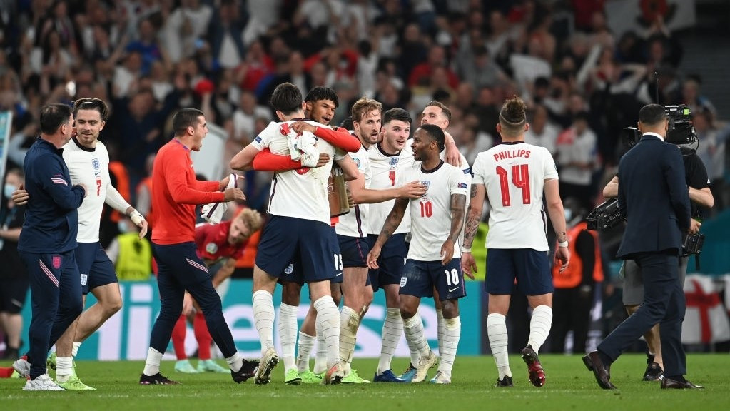 އިންގްލެންޑާއި ޑެންމާކް ބައްދަލުކުރި މެޗަށްފަހު އިންގްލެންޑް ކުޅުންތެރިން އުފާފާޅުކުރަނީ - ފޮޓޯ: ގެޓީ އިމޭޖަސް