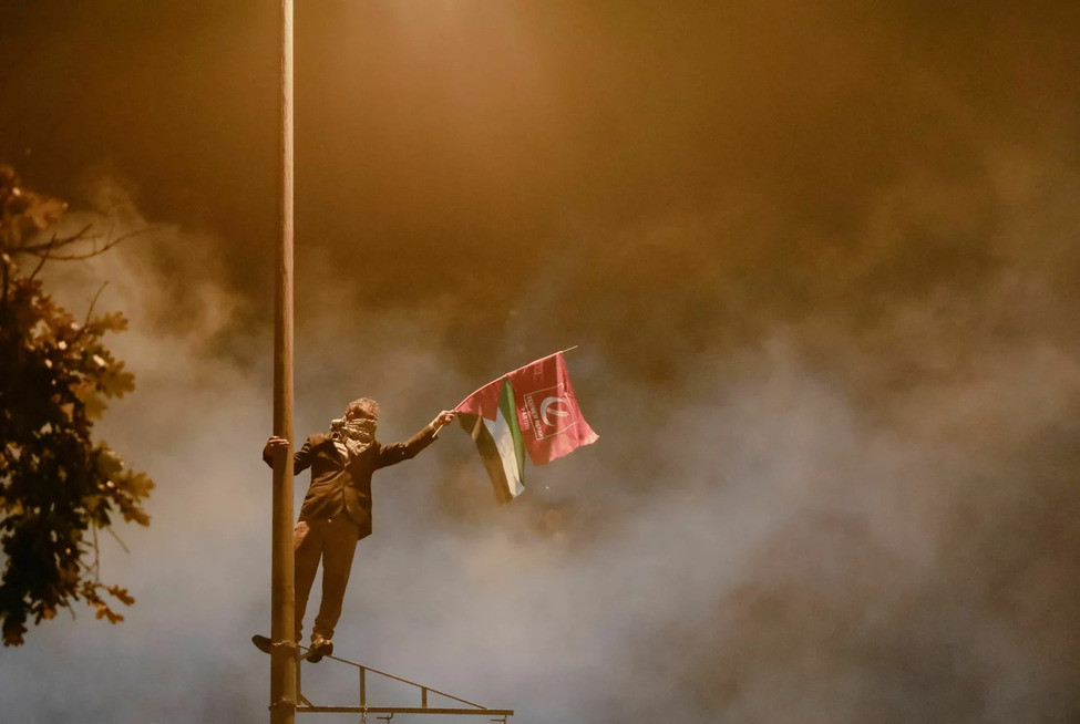 ތުރުކީގެ އިސްތަންބޫލްގައި ޣައްޒާގެ ހޮސްޕިޓަލެއްގައި އެއްޗެއް ގޮއްވާލައި އެތައް ސަތޭކަ ބަޔަކު މަރުވުމާ ގުޅިގެން އިޒްރޭލު ކޮންސިއުލޭޓް ކުރިމަތީގައި މުޒާހަރާ ކުރަނީ --- ފޮޓޯ: އޭޕީ
