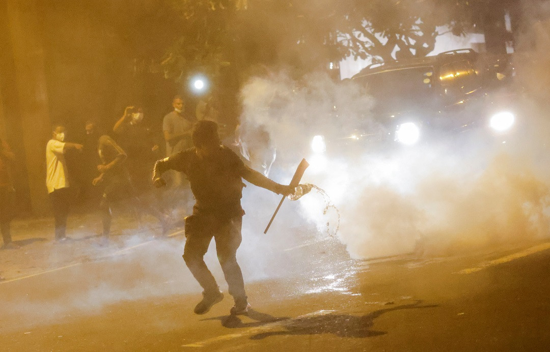 ލަންކާގައި ރައީސްގެ ގެކޮޅު ސަރަހައްދުގައި ހިންގި މުޒާހަރާގެ ތެރެއިން - ފޮޓޯ: ރޮއިޓރަސް