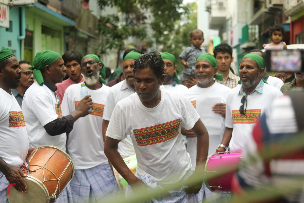 04 ޖޫން 2019 --މާލޭގައި މާލި ނެރުމުގެ ހަރަކާތުގެ ތެރެއިން، މި ހަރަކާތް ބަލާލުމަށް ގިނަ އަދަދެއްގެ މީހުން ވަނީ ޖަމާވެފައި-- ފޮޓޯ: ޝުއައިބް މުހައްމަދު