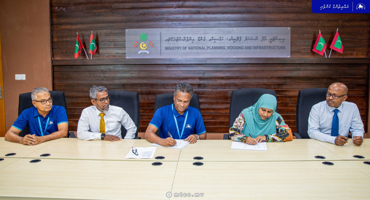 ހދ. ކުރިނބީ ބަނދަރު ތަރައްގީ ކުރުމުގެ މަޝްރޫޢުގެ އެއްބަސްވުމުގައި ސޮއިކުރަނީ