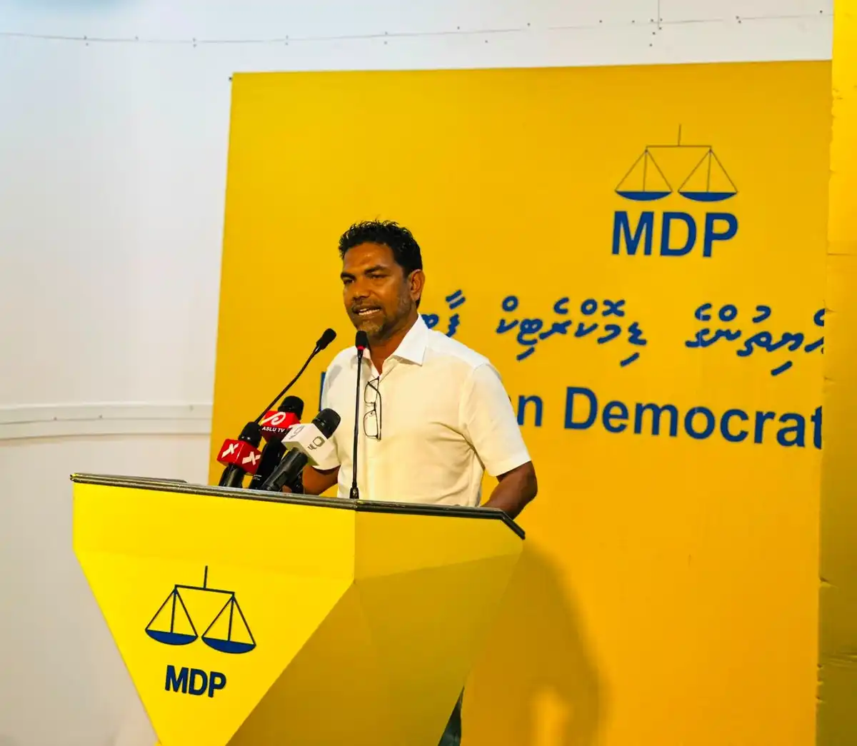 ބުރާސްފަތި ދުވަހުގެ ރޭ އެމްޑީޕީން ބޭއްވި ހަރުގެ ޖަލްސާގައި އެމްޑީޕީގެ ކުރީގެ ނައިބު ރައީސް މުހައްމަދު ޝިފާޒު ވާހަކަ ދައްކަވަނީ