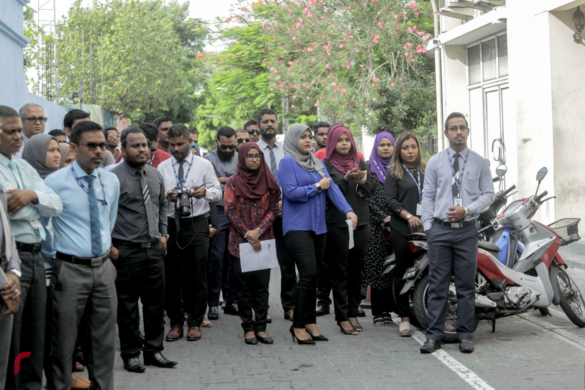 1 ޖުލައި 2019 --ފެނަކަ ކޯޕަރޭޝަންގެ މުއައްޒަފުން ކުރަޕްޝަނައާއި ދެކޮޅަށް ސޮއިކުރުމަށް ބޭއްވި ހަރަކާތުގެ ތެރެއިން. ފެނަކައިގެ ހުރިހާ މުވައްޒަފުން ވަނީ މި އިގުރާރުގައި ސޮއިކޮށްފައި.-- ފޮޓޯ: ޝުއައިބް މުހައްމަދު