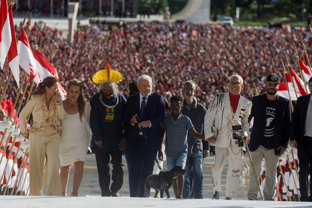 ބްރެޒިލްގެ އައު ރައީސް ލުއިޒް އިނާސިއޯ ލޫލާ ޑަ ސިލްވާ މަގާމުގެ ހުވާ ކުރެއްވުމަށްފަހު ބްރެސިލިއާގެ މަގުމަތީގައި - ފޮޓޯ: ރޮއިޓަރސް