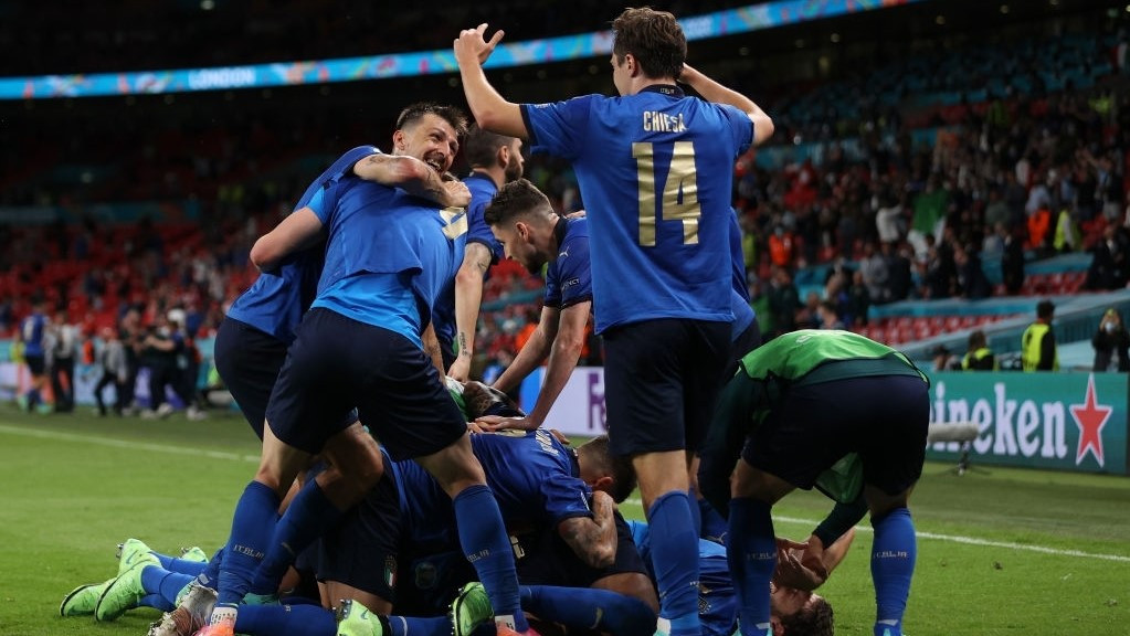 އިޓަލީ އާއި އޮސްޓްރިއާ ބައްދަލުކުރި މެޗުގެ ތެރެއިން، އިޓަލީ ކުޅުންތެރިން ލަނޑު ޖެހުމަށްފަހު އުފާފާޅުކުރަނީ - ފޮޓޯ: ގެޓީ އިމޭޖަސް  