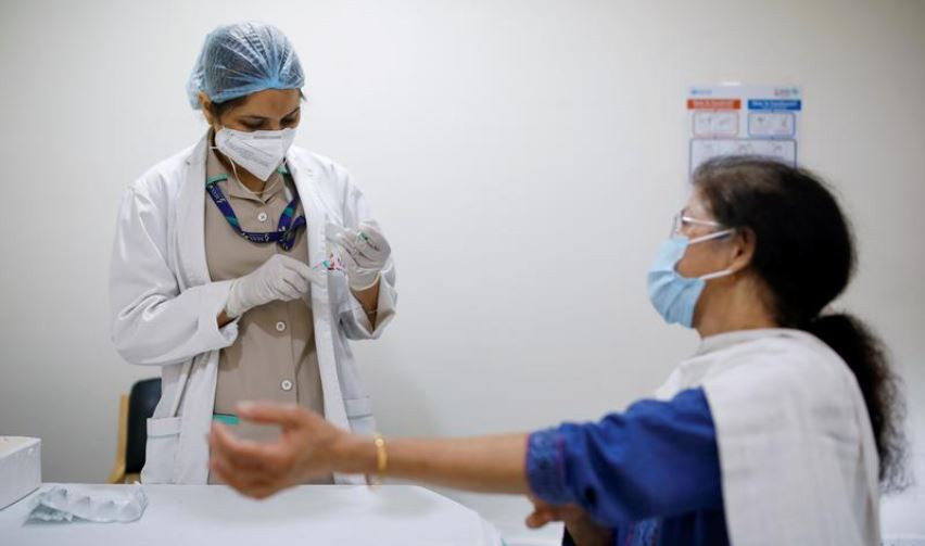 އިންޑިޔާގެ ނިއުދިއްލީގެ ހޮސްޕިޓަލެއްގައި މީހެއްގެ ގަޔަށް ވެކްސިން ޖަހަނީ