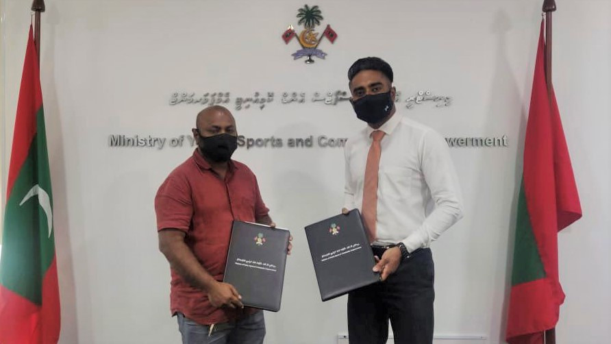 ތިން ރަށެއްގެ ފުޓްބޯޅަ ދަނޑުގެ ބިން އެއްވަރުކުރުމުގެ މަސައްކަތުގެ އެއްބަސްވުމުގައި ސޮއިކުރުމަށް ބޭއްވި ރަސްމިއްޔާތުގެ ތެރެއިން