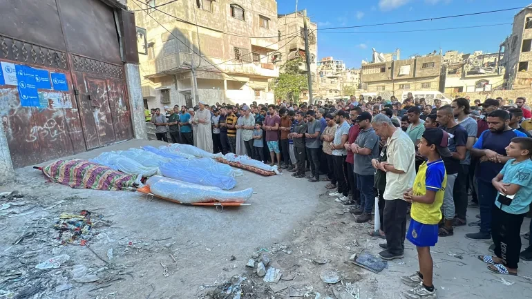 ގެދޮރު ގެއްލިފައިވާ މީހުން ހިމާޔަތްކުރާ ޣައްޒާ ސިޓީގެ ސްކޫލަކަށް އިޒްރޭލުން ދިން ހަމަލާގައި ޝަހީދުވި ބައެއް މީހުންގެ ޖަނާޒާ - ފޮޓޯ: ރޮއިޓަރސް