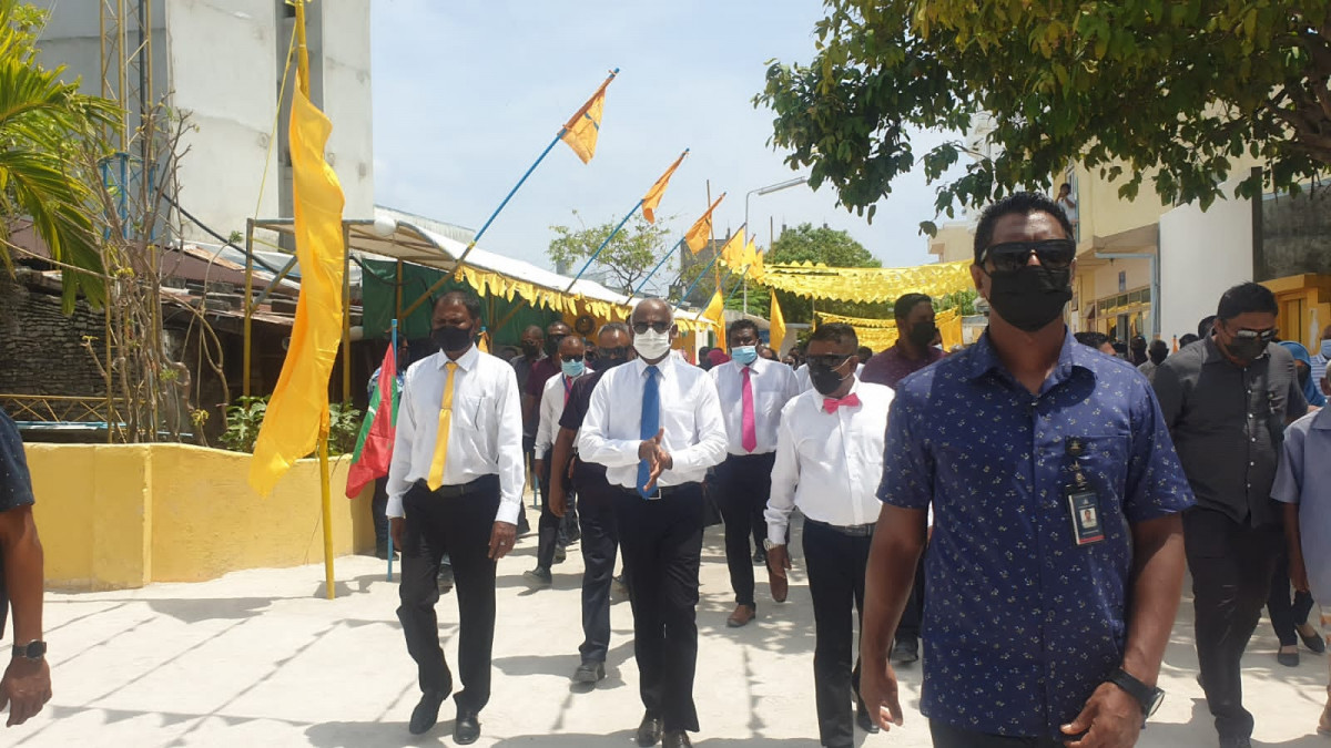ރައީސުލްޖުމްހޫރިއްޔާ އިބްރާހީމް މުހައްމަދު ސާލިހް ޅ. ނައިފަރަށް ވަޑައިގަތުން - ރައީސްއަށް މަރުހަބާ ދެންނެވުމަށްޓަކައި ރަށުގެ ރައްޔިތުން ވަނީ ޤައުމީ ދިދަ އަދި އެމްޑީޕީގެ ދިދަ ޖަހާ މަގުތައް ޒީނަތްތެރިކޮށްފައި - ފޮޓޯ: ރާއްޖެއެމްވީ 