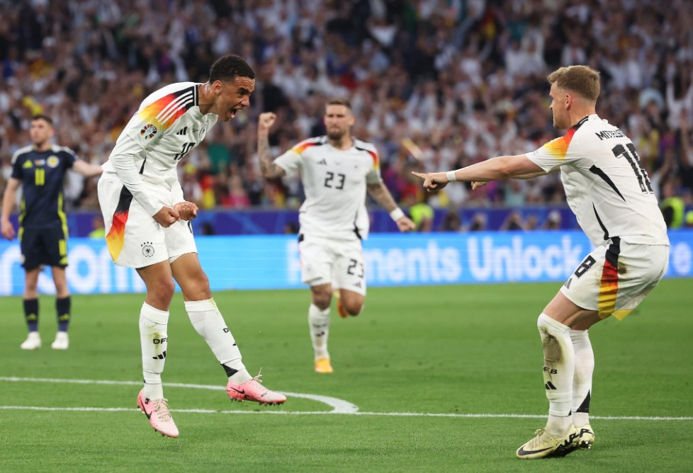 މެޗުގައި ލަނޑު ޖެހުމަށްފަހު ޖަރުމަނުގެ ކުޅުންތެރިން އުފާ ފާޅު ކުރަނީ