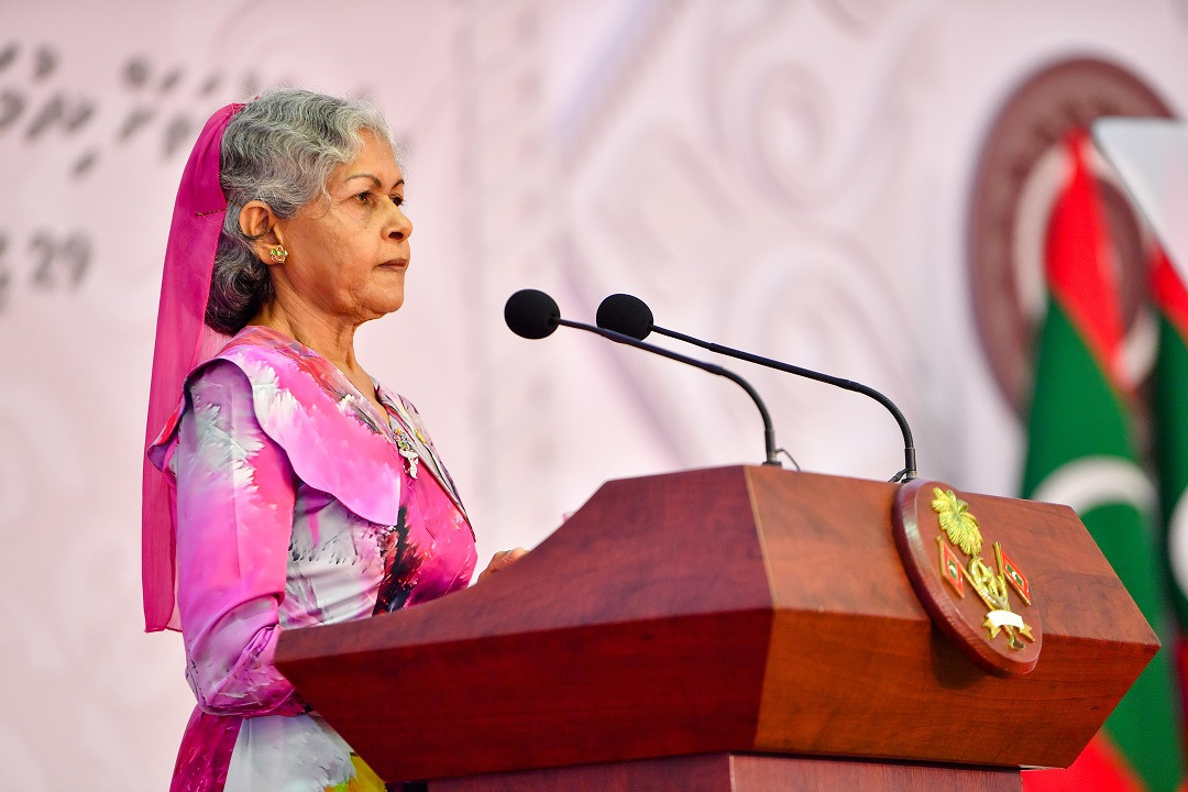 ދިވެހި ދައުލަތަށް ޚިދުމަތް ކުރުމުގެ އިނާމަށް ބޭފުޅުން ހޮއްވެވުމުގެ މަސައްކަތް ކުރެއްވި، ގައުމީ އިނާމާބެހޭ ކޮމިޓީގެ ޗެއަރޕަރސަން، ނިޝާން އިއްޒުއްދީނުގެ އިއްޒަތުގެ ވެރިޔާ އަނީސާ އަހުމަދު - ފޮޓޯ: ރައީސް އޮފީސް