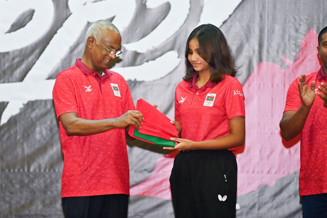 ރައީސުލްޖުމްހޫރިއްޔާ، ޓޭބަލް ޓެނިސް ކުޅުންތެރިޔާ ފާތިމަތު ދީމާ އަލީއަށް ރާއްޖޭގެ ދިދަ ހަވާލުކޮށްދެއްވަނީ - ފޮޓޯ: ރައީސް އޮފީސް