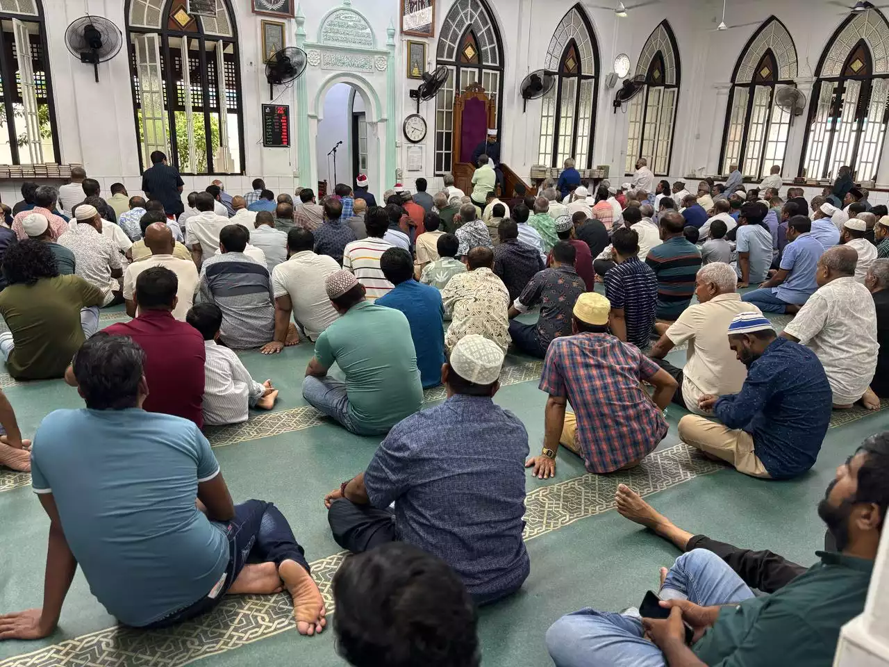 ނަމާދު ކުރުމަށް މިސްކިތުގައި ޖަމާއަތް ހަދައިގެން.