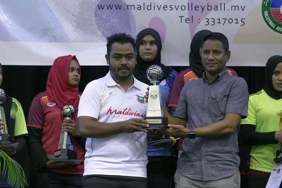 ކޯޗު ސޮފްވާން ކުރިން މުބާރާތަކަށްފަހު ޓްރޮފީއާ ހަވާލުވަނީ