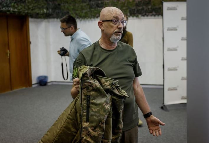 ޔޫކްރެއިނުގެ ޑިފެންސް މިނިސްޓަރު، ރެޒްނޮވިކް