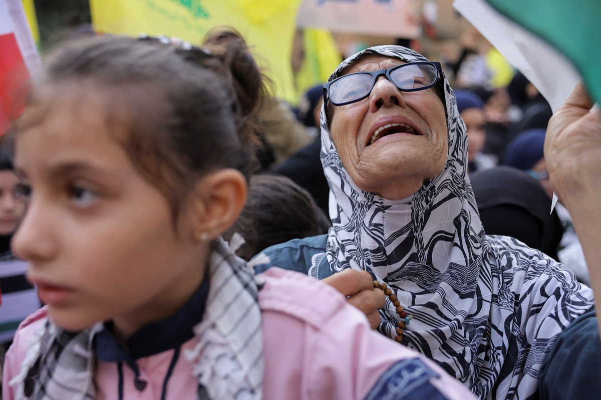 ފަލަސްތީނާ އެކު ހިޒްބުاللهގެ ސަޕޯޓަރުން އިހުތިޖާޖު ކުރަމުންދާއިރު އަންހެނަކު ރޮނީ - ފޮޓޯ: ރޮއިޓާސް