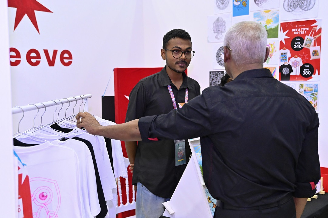 ރައީސް ޞާލިހް ފަރުމާ އިންޓަރނޭޝަނަލް ޔޫތް އާރޓް ފެސްޓިވަލްގެ ބައިވެރިންގެ އުފެއްދުންތައް ބައްލަވާލައްވަނީ - ފޮޓޯ: ރައީސް އޮފީސް