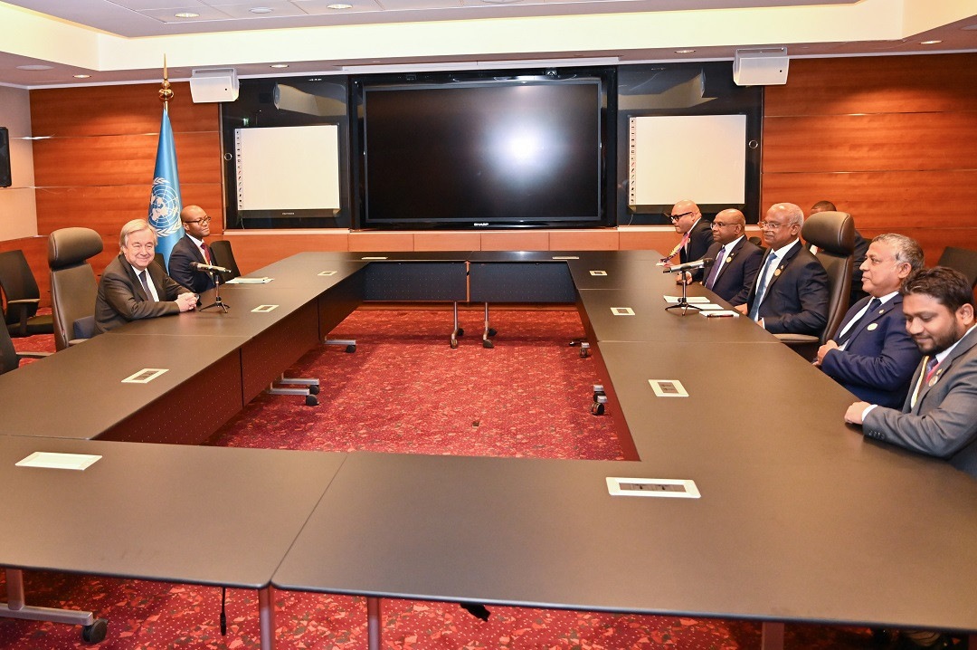 މިބައްދަލުވުމުގައި ދެބޭފުޅުން ވަނީ އ.ދ.ގެ ކަމާބެހޭ ޖަމްޢިއްޔާ ޖަމާޢަތްތަކާއި، ޕަބްލިކް ސެކްޓަރު ގްރޫޕްތަކުގެ މެދުގައި އިތުރަށް ގުޅުން ބަދަހިކުރެވިދާނެ ގޮތްތަކާއި ބެހޭގޮތުން މަޝްވަރާ ކުރައްވާފައި - ފޮޓޯ: ރައީސް އޮފީސް