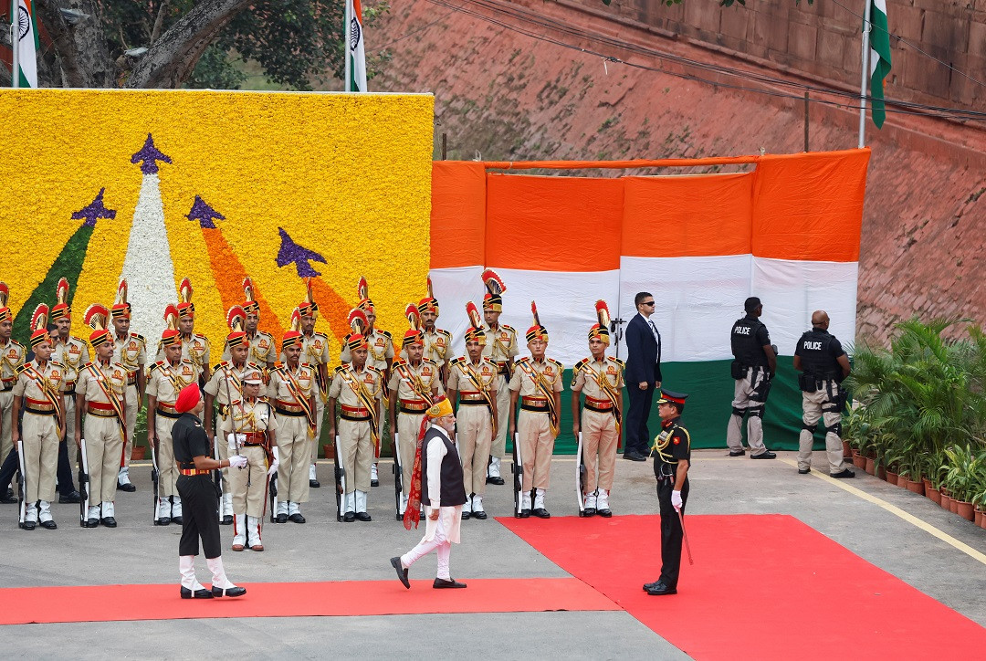 އިންޑިއާގެ މިނިވަން ދުވަސް ފާހަގަކުރުމަށް ރެޑް ފޯރޓްގައި ކުރިއަށްގެންދިޔަ ޚާއްސަ ހަފުލާގެ ތެރެއިން - ފޮޓޯ: ރޮއިޓަރސް 