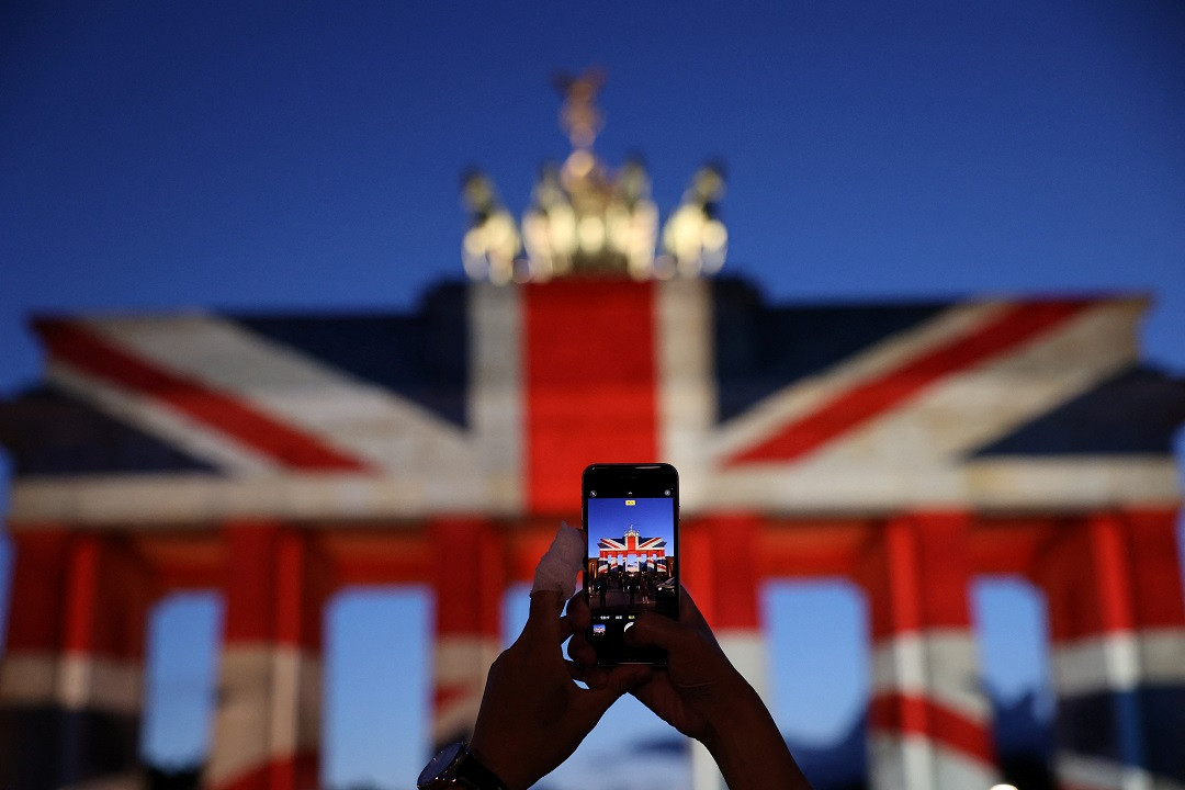 ރާނީ އެލިޒަބަތު 2ގެ ހަނދާނުގައި ޖަރުމަނުގެ ބްރެންޑަންބަރގް ގޭޓް ދިއްލާލާފައި - ފޮޓޯ: ރޮއިޓަރސް