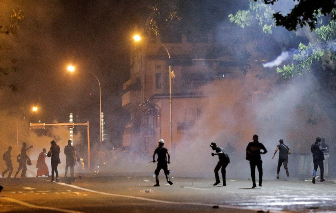 ލަންކާގައި ސަރުކާރާ ދެކޮޅަށް ހިންގާ މުޒާހަރާތައް ހޫނުވެ ފުލުހުން ވަނީ ކަރުނަގޭސް ވެސް ބޭނުންކޮށްފައި - ފޮޓޯ: ރޮއިޓަރސް