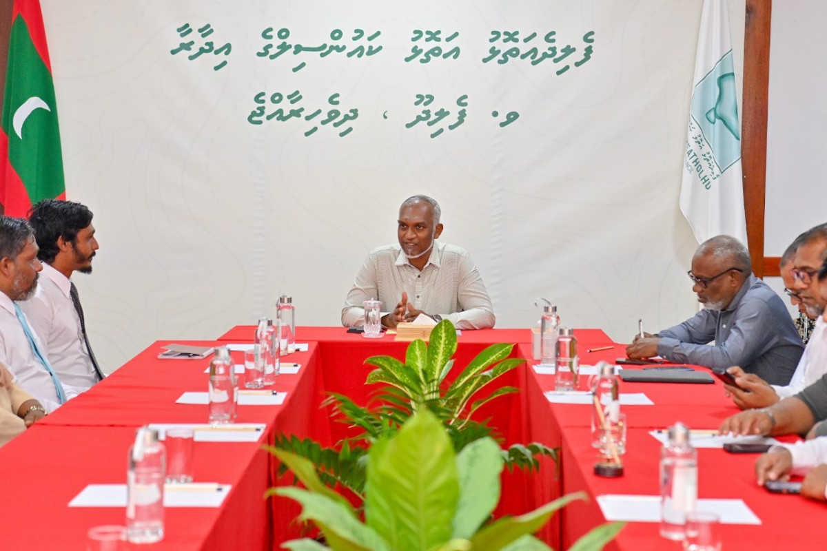 The president met members of V. Felidhoo council and WDC on Wednesday