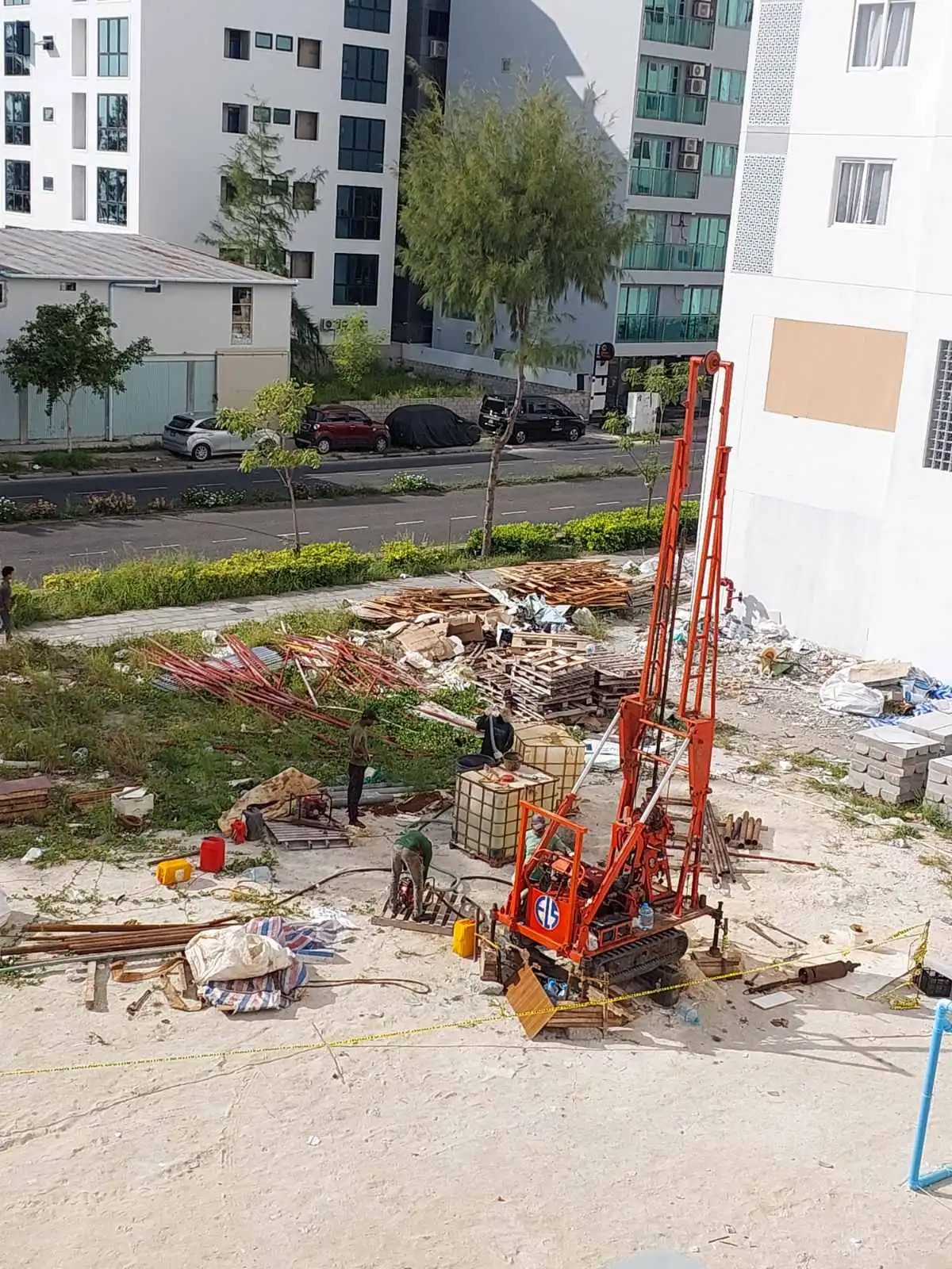 އުދަރެސް 11 ވަނަ ޓަވަރާ ދިމާލުން ބޭރުގައި އޮންނަ ހުސް ބިމުގައި ކޮންސްޓްރަކްޝަން މަސައްކަތްތައް ކުރަނީ.