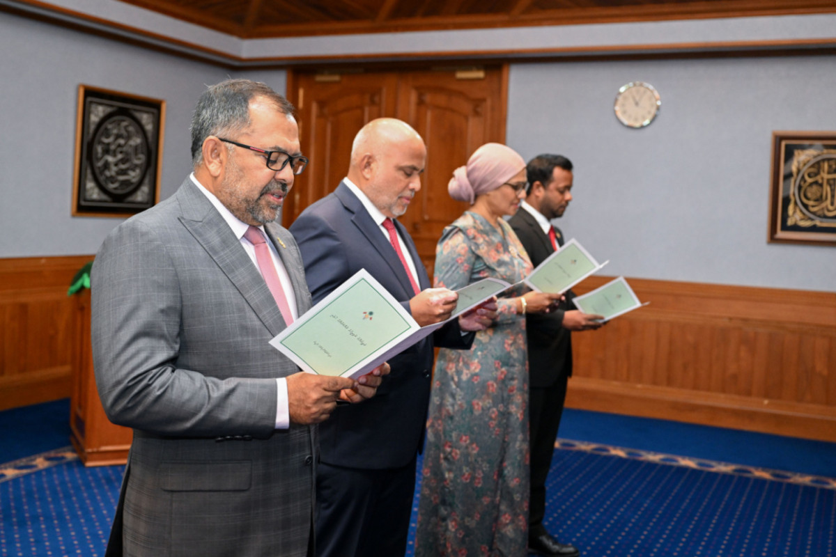 މަގާމު ދަބަލުކުރި ވަޒީރުންނަށް ރުހުން ދިނުން. ފޮޓޯ: ރައީސް އޮފީސް