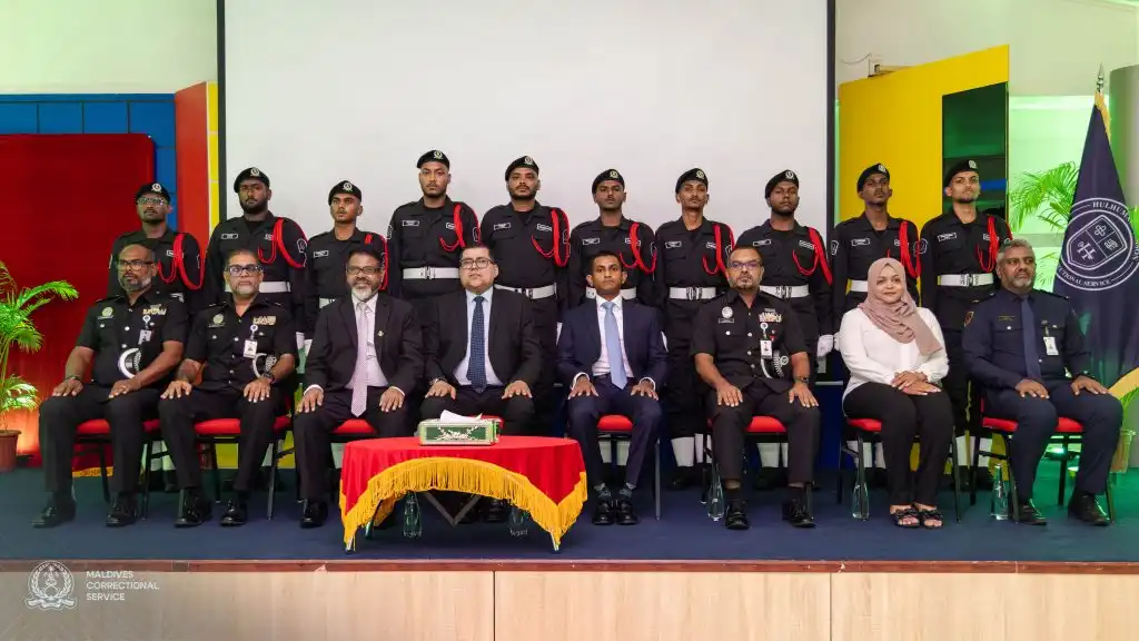 ހުކުރު ދުވަހުގެ ރޭ ބޭއްވި މޯލްޑިވްސް ކަރެކްޝަނަލް ސަރވިސް (އެމްސީއެސް) އިން އަލަށް ވަޒީފާއާ ގުޅޭ އޮފިސަރުން ތަމްރީންކުރުމަށް ހިންގި ''އިންޑަކްޝަން ޓްރޭނިންގ ޕްރޮގްރާމް'' ގެ ދަސްވެނިވުމުގެ ރަސްމިއްޔާތުގެ ތެރެއިން