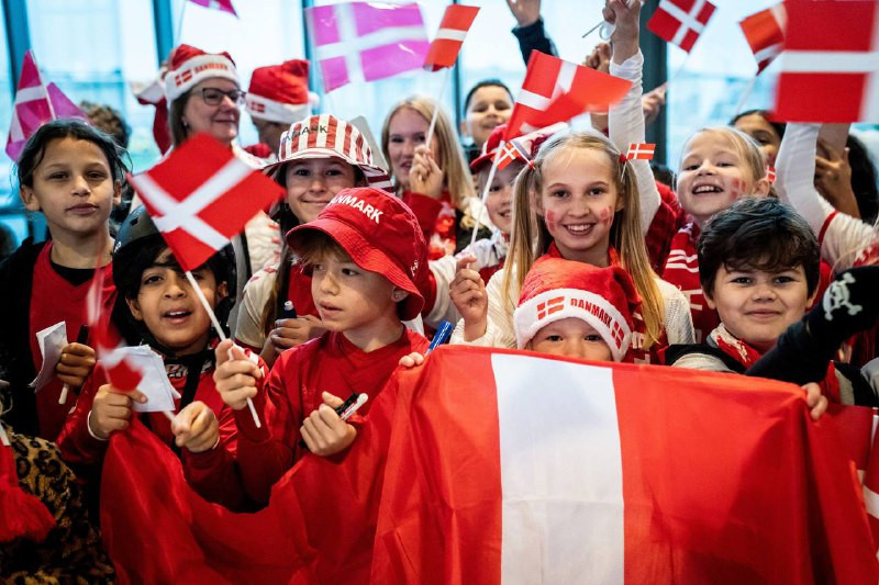 ޑެންމާކުން ގަތަރަށް ދަތުރު ފެށުން - ކުޅުންތެރިން ސްކޫލް ކުދިންނާއެކު ވަގުތުކޮޅެއް ހޭދަކުރަނީ: ފޮޓޯ - ރޮއިޓާސް