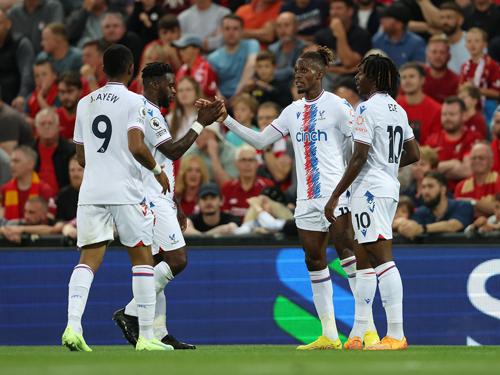 ލަނޑަށްފަހު ކްރިސްޓަލް ޕެލަސް ކުޅުންތެރިން އުފާ ފާޅުކުރަނީ